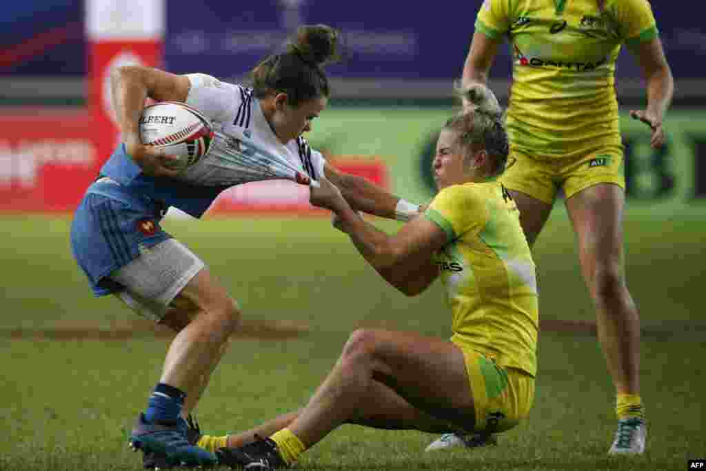 France's Camille Grassineau (L) vies with Australia's Emma Tonegato during the Women cup rugby union 7s semi final match between Australia and France, on the second day of the 2018 Paris Sevens tournament at the Jean Bouin Stadium in Paris, France, June 9, 2018.