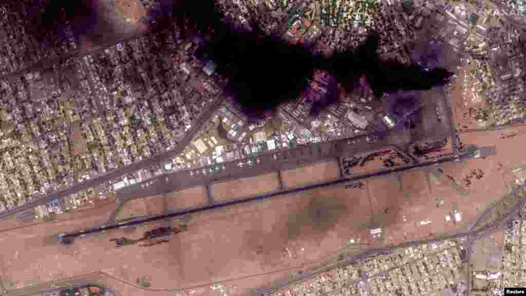 Picha za Satellite zikionyesha moshi na mandhari ya jumla ya uwanja wa ndege wa kimataifa wa Khartoum, Sudan. (Reuters).