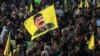 Seorang wanita Kurdi Suriah mengibarkan bendera bergambar pendiri Partai Pekerja Kurdistan Abdullah Ocalan, dalam acara di Kota Qamishli yang mayoritas penduduknya Kurdi di timur laut Suriah untuk mendengarkan pesan dari pemimpin PKK yang dipenjara, 27 Februari 2025. (Foto: AFP)
