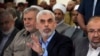 FILE - Yahya Sinwar, kepala Hamas di Gaza, menyapa para pendukungnya setibanya di sebuah pertemuan di aula di sisi laut Kota Gaza, 30 April 2022.