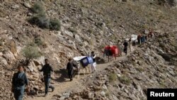 Rombongan membawa kotak suara dan keperluan pemilu lainnya berjalan di Shutul, Provinsi Panjshir, Afghanistan, 27 September 2019.