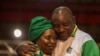 Nkosazana Dlamini-Zuma, à gauche, candidate malheureuse à la course à la présidentielle du Congrès national africain (ANC), félicite le vainqueur, Cyril Ramaphosa, à droite (devenu le nouveau président sud-africain), ici, lors de la 54ème conférence du pa