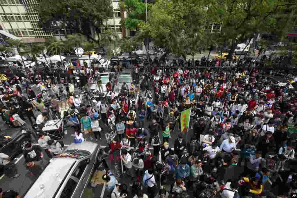 Hundreds of students protesting a China-Taiwan trade pact surround the legislature in Taipei, March 19, 2014.