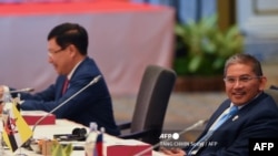 Menteri Luar Negeri dan Perdagangan Kedua Brunei Erywan Yusof (kanan) menghadiri pertemuan para Menteri Luar Negeri ASEAN menjelang KTT ASEAN ke-34 di Bangkok pada 22 Juni 2019. (Foto: AFP/Tang Chin)