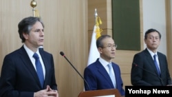 토니 블링큰 미국 국무부 부장관(왼쪽), 임성남 외교부 1차관(가운데), 사이키 아키타카 일본 외무성 사무차관이 지난 4월 서울 외교부 청사에서 '제3차 미한일 외교차관 협의회'를 마친 뒤 공동기자회견을 하고 있다. (자료사진)