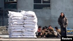 중국 단둥에서 압록강 넘어로 바라본 북한 신의주에 비료 더미가 쌓여있다. (자료사진)