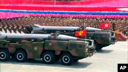 지난 2013년 7월 북한 평양에서 한국전 정전 60주년 열병식에 등장한 '화성-6' 단거리탄도미사일. 유엔 에멘제재위원회는 최근 공개한 보고서에서 예멘 후티 반군이 지난해 7월 사우디아라비아로 발사한 탄도미사일이 화성-6 미사일의 개량형일 가능성이 높다고 지적했다.