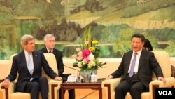 Menteri Luar Negeri Amerika John Kerry bertemu Presiden China Xi Jinping hari Minggu, 17 Mei 2015. (VOA) 