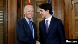 PM Kanada Justin Trudeau (kanan) saat bertemu dengan Joe Biden (yang saat itu masih menjabat sebagai Wapres AS) di gedung Parlemen Kanada di Ontario, Kanada, 9 Desember 2016. (Foto: dok).