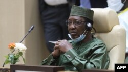 Le président tchadien Idriss Deby Itno assiste à une séance de travail du sommet du G5 Sahel, le 30 juin 2020, à Nouakchott, en Mauritanie.