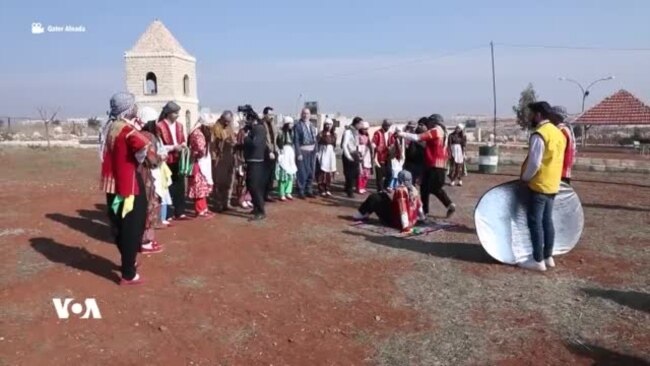 Çend Hunermendên Efrînî jibo Yekrêzîya Kurdan Sitraneke Çêkir