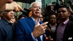 Mantan Perdana Menteri Najib Razak berbicara kepada para wartawan setelah selesai menjalani pemeriksaan di kantor Komisi Antikorupsi Malaysia terkait skandal korupsi, di Putrajaya, Malaysia, Selasa, 22 Mei 2018. 