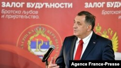 Pemimpin Serbia Bosnia Milorad Dodik berbicara kepada awak media setelah bertemu dengan Menteri Luar Negeri Rusia Sergey Lavrov di East-Sarajevo, pada 14 Desember 2020. (Foto: AFP/Elvis Barukcic) 