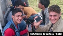 Para pengungsi di Pulau Chios, Yunani memanfaatkan informasi yang tersimpan di dalam kartu SD milik RefuComm. Kartu tersebut memiliki semua informasi mengenai proses wawancara untuk mendapatkan suaka bagi yang membutuhkan.