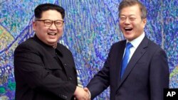 North Korean leader Kim Jong Un, left, poses with South Korean President Moon Jae-in for a photo inside the Peace House at the border village of Panmunjom in Demilitarized Zone, April 27, 2018. 