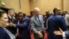 Jean-Pierre Lacroix, deuxième à gauche, de l’ONU, et Smaïl Chergui, de l'Union africaine, accueillent les délégués pour les pourparlers inter-centrafricains, Khartoum, le 24 janvier 2019.
