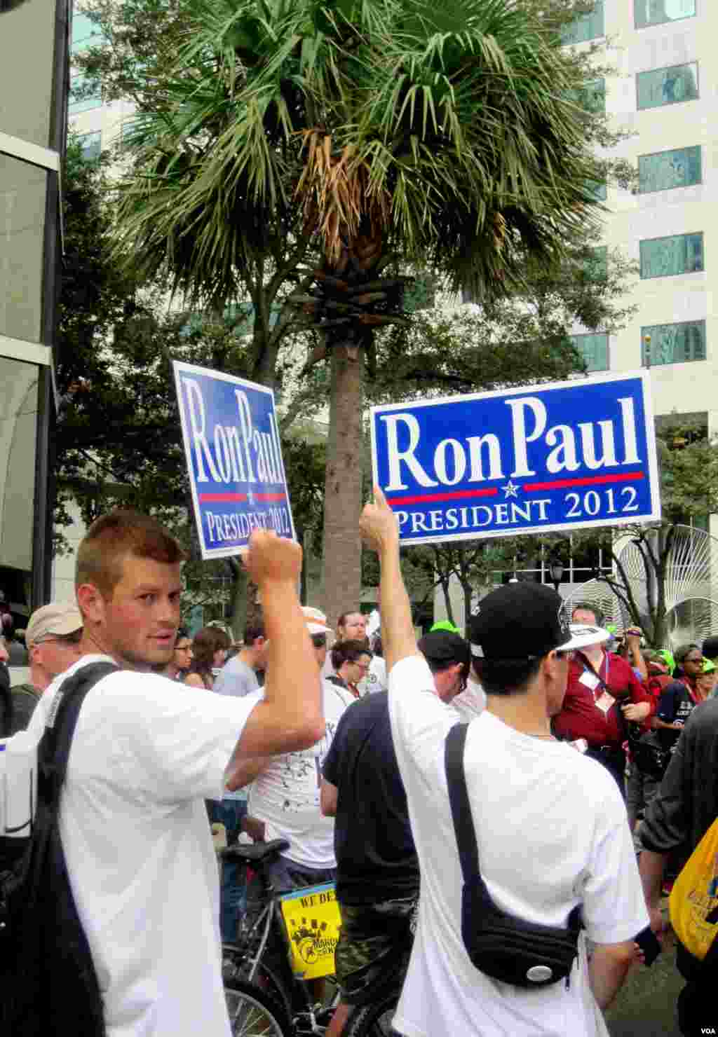 Para pendukung Ron Paul, salah satu mantan kandidat saingan Mitt Romney, bergabung dengan demonstran dari kelompok Occupy Tampa menggelar aksi protes di dekat arena Konvensi Nasional Partai Republik, Tampa, Florida, Senin (Eva Mazrieva/VOA).