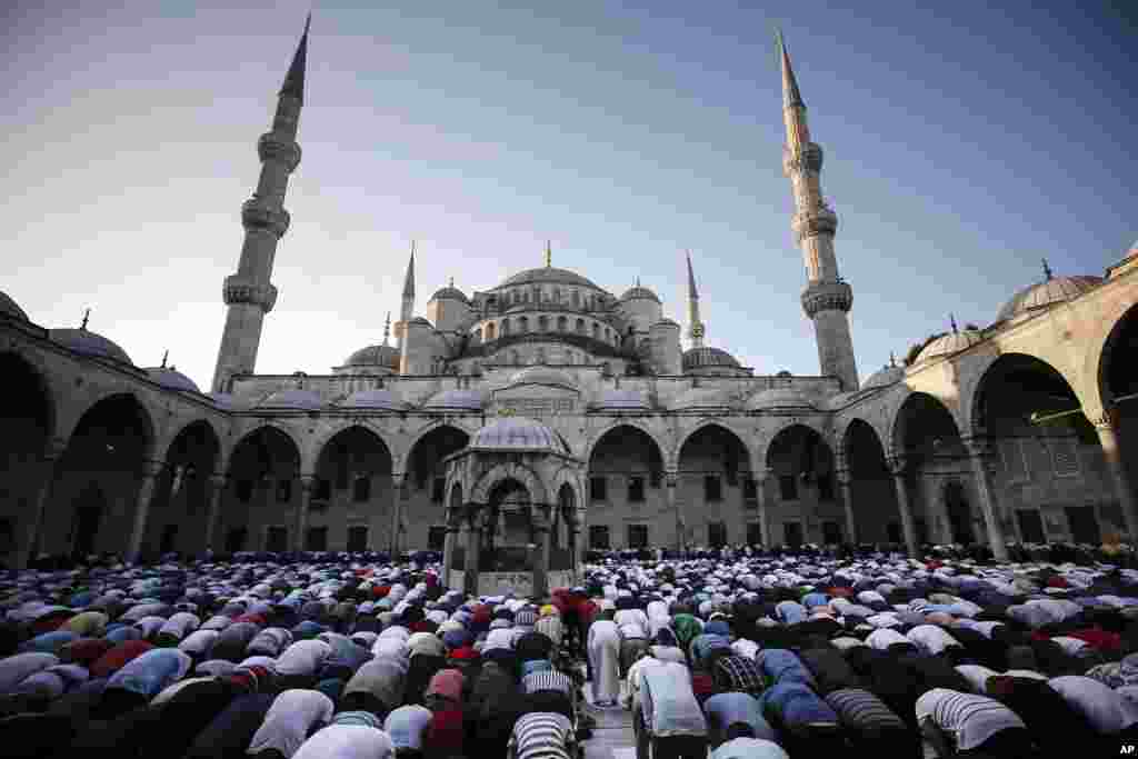 Suasana shalat Idul Fitri di masjid Sultan Ahmed atau Masjid Biru di Istanbul, Turki.