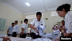 Para anggota Komite Pemilihan Umum menghitung surat suara dalam pemilihan Senat di Phnom Penh, Kamboja, 25 Februari 2018.
