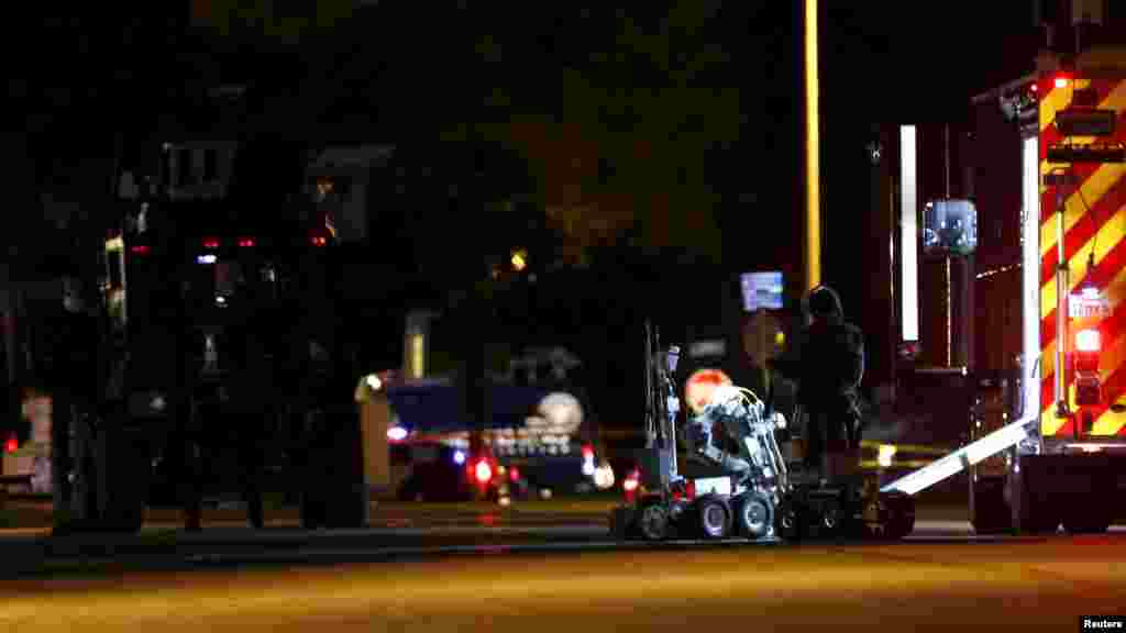 Jami'an 'Yan Sanda Da Motocinsu Sunyi Layi a Kofar Gidan Daya Dahga Cikin Wadanda Ake Zargi Da Harbin San Bernardino 