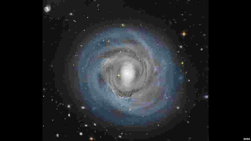 Gambar yang diambil oleh teleskop antariksa NASA, Hubble, untuk membantu mengidentifikasi penanda jarak bintang utama yang dikenal sebagai gugusan bintang variabel 'Cepheid' (foto: NASA).