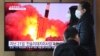 Penayangan berita peluncuran rudal Korea Utara di sebuah layar televisi di Stasiun Kereta Seoul di Seoul, Korea Selatan, 29 Maret 2020. (Foto: dok).