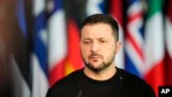 З обома лідерами президент України Володимир Зеленський ділився враженнями про візити на лінію фронту на півдні та сході України