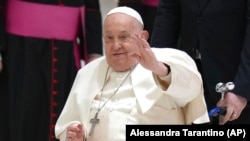 Kondisi Paus Fransiskus dilaporkan membaik hari Minggu (9/3) di rumah sakit Gemelli di Roma, Italia (foto: dok). 