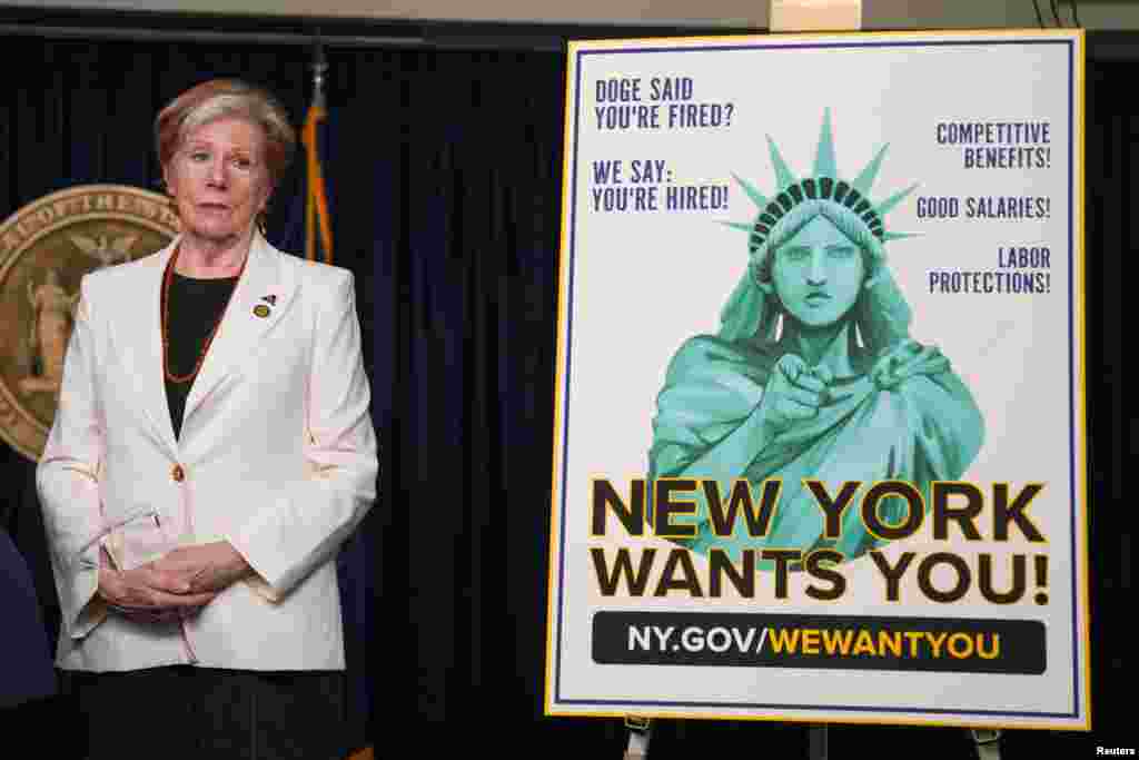 Pejabat Tenaga Kerja negara bagian New York, Roberta Reardon, berdiri di samping papan iklan selama konferensi pers untuk memperkenalkan inisiatif baru berjudul "New York Wants You," sebuah program yang dirancang untuk merekrut dan mempekerjakan pekerja federal yang baru saja di-PHK di seluruh negara bagian New York. (Reuters) 