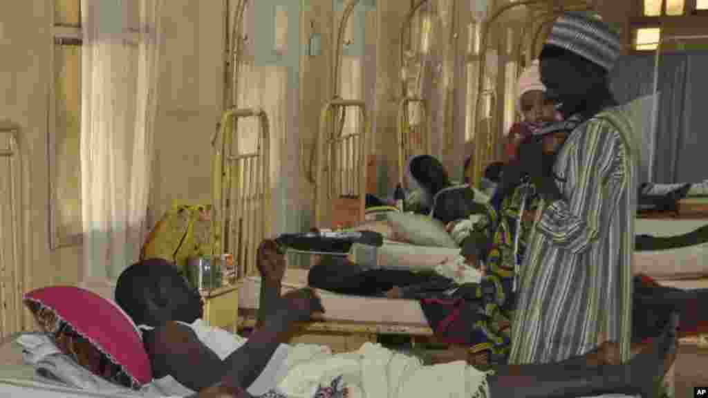 Des victimes de l'explosion d'une bombe à la mosquée centrale reçoivent un traitement à l'hôpital spécialisé Murtala Muhammed, à Kano, au Nigeria, samedi 29 novembre, 2014.
