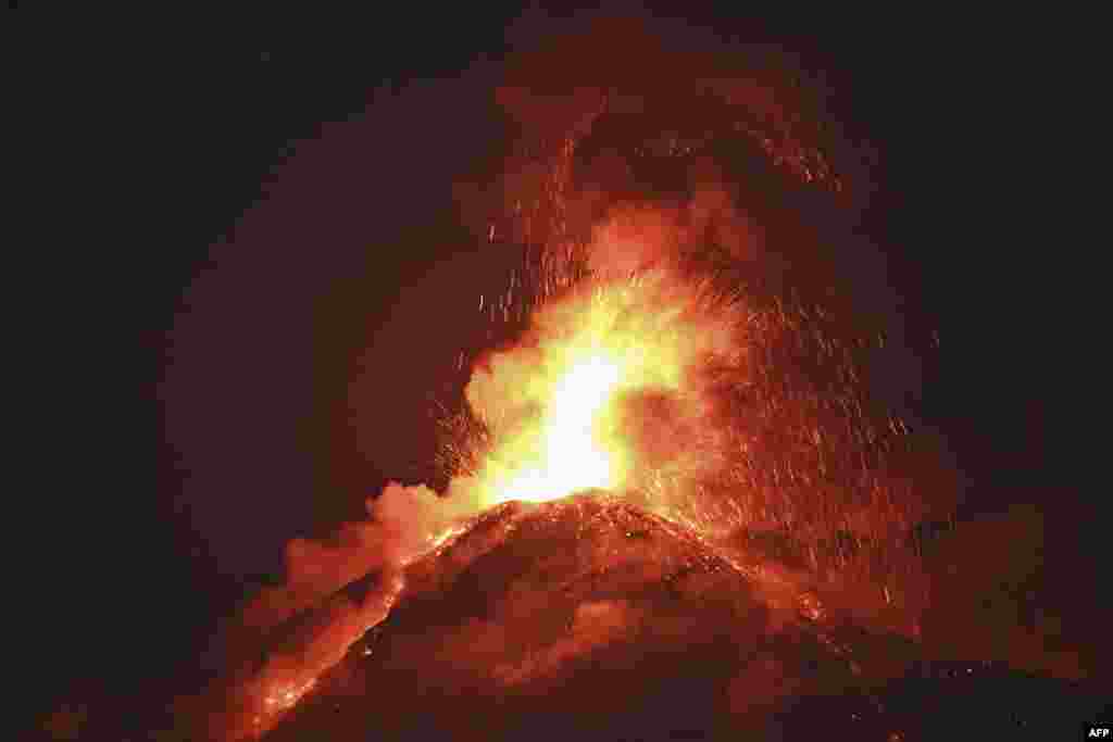 Gunung berapi Fuego meletus seperti yang terlihat dari Alotenango, departemen Sacatepequez, sekitar 65 kilometer barat daya Guatemala City, Guatemala. (AFP) 
