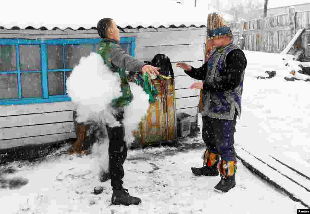 Duger Khomushku (kanan), seorang Dukun dari etnis Dungur melakukan pemeriksaan terhadap seorang pria di Kyzyl, Republik Tuva, selatan Siberia-Rusia.