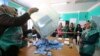Opérations électorales dans un bureau de vote à Kaboul, le 14 juin 2014