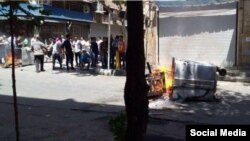 Para pengunjuk rasa anti-pemerintah yang marah dengan kondisi Iran yang makin memburuk membakar tempat-tempat sampah di distrik Laleh Zar, di Tehran, 26 Juni 2018.