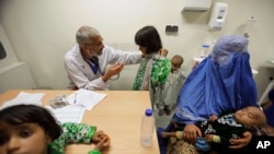 Daktari wa Afghanistan akihudumia wakazi wa Kandahar katika hospitali moja ya kijeshi mjini humo. Machi, 2010.