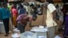 Vérification du matériel électoral dans une mairie la veille du double scrutin à Ouagadougou, au Burkina Faso, le 21 novembre 2020.