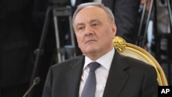 Presiden Moldova, Nicolae Timofti hari Senin 21/12 mencalonkan PM baru, pengusaha Ion Sturza (tidak tampak). (Foto: dok)
