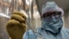 Sebuah vial vaksin COVID-19 buatan Kuba bernama “Soberana 02” di pabrik pengolahan kemasan Finlay Vaccine Institute di Havana, Kuba, Rabu, 20 Januari 2021. (Foto: AP)