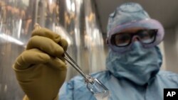 Sebuah vial vaksin COVID-19 buatan Kuba bernama “Soberana 02” di pabrik pengolahan kemasan Finlay Vaccine Institute di Havana, Kuba, Rabu, 20 Januari 2021. (Foto: AP)