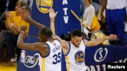Kevin Durant (35) et Stephen Curry (30) , Oakland, Californie, le 4 juin 2017. (Cary Edmondson-USA TODAY Sports)