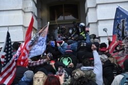 Kapitoli binasına daxil olmağa çalışan Tramp tərəfdarları polislə toqquşur. Vaşinqton. 6 yanvar, 2021.