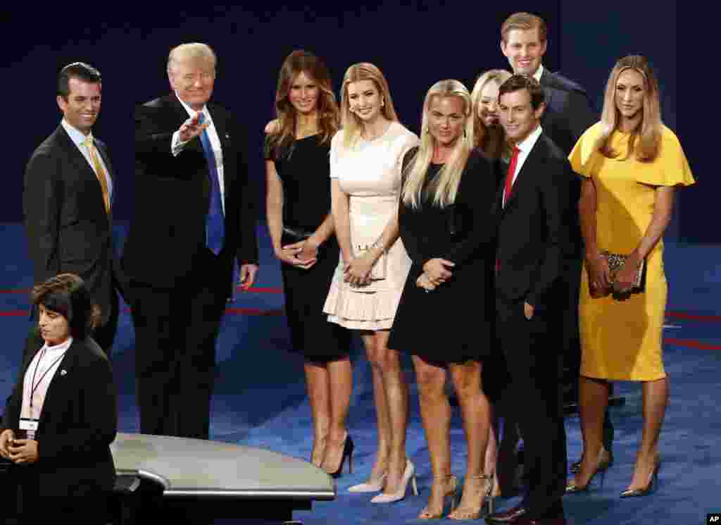 ពីខាងឆ្វេង លោក Donald Trump Jr បេក្ខជនប្រធានាធិបតីគណបក្សសាធារណរដ្ឋលោក Donald Trump ភរិយារបស់លោក លោកស្រី Melania Trump កូនស្រី Ivanka Trump និងសាច់ញ្ញាតិដទៃទៀត ឈរនៅលើឆាក បន្ទាប់ពីការជជែកដេញដោលដណ្តើមតំណែងប្រធានាធិបតីនៅមហាវិទ្យាល័យ Hofstra University ក្នុងក្រុង Hempstead ក្រុងញូវយ៉ក កាលពីថ្ងៃទី២៦ ខែកញ្ញា ឆ្នាំ២០១៦។ 