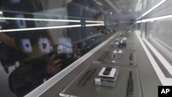 资料照片：三星电子的微芯片在韩国首尔的商店中展示。(2019年4月30日)
