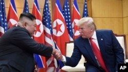 Presiden AS, Donald Trump dan pemimpin Korea Utara, Kim Jong Un, bertemu di Zona Demiliterisasi, Korea Selatan, 30 Juni 2019. (Foto: AP)