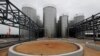Tangki penyimpanan minyak sawit terlihat di pabrik penyulingan berbasis minyak sawit milik Sinar Mas Agro Resources and Technology (SMART) di Marunda, Jawa Barat 30 Maret 2011. (Foto: REUTERS/Enny Nuraheni)
