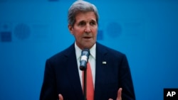 Menlu AS John Kerry tiba di Beijing hari Sabtu, 16/5 (foto: dok).