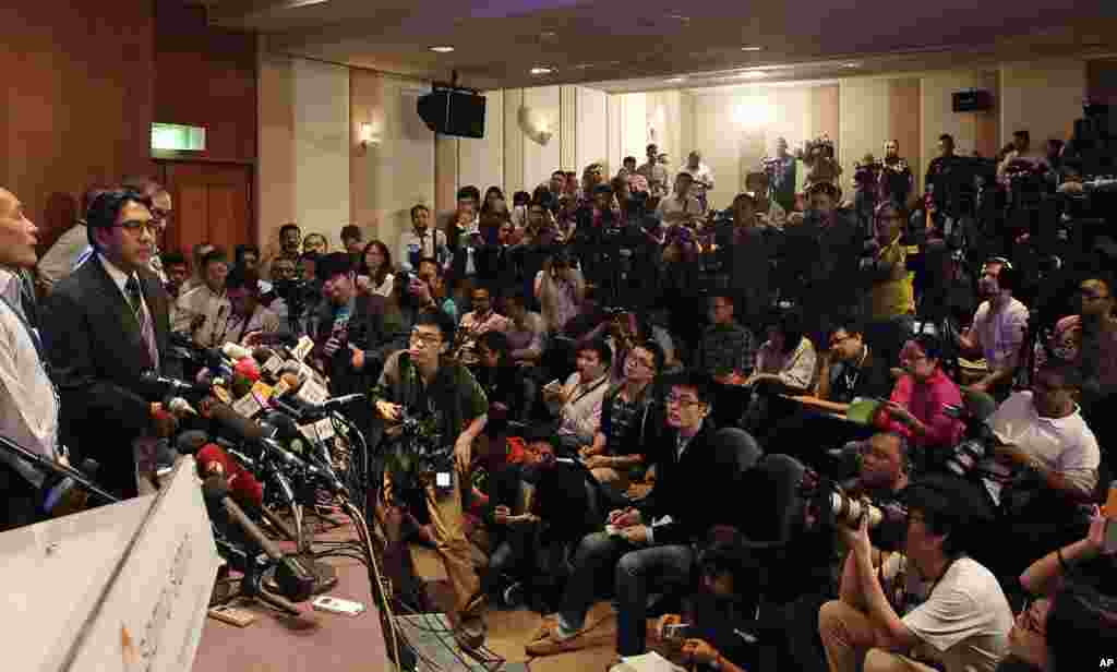 Malaysia&#39;s Department of Civil Aviation director general Azharuddin Abdul Rahman, second from left, speaks during a press conference at a hotel in Sepang, Malaysia, March 10, 2014.&nbsp;