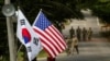 Bendera Korea Selatan dan AS berkibar di Yongin, Korea Selatan, 23 Agustus 2016. Sejumlah anggota parlemen dari partai oposisi utama Korea Selatan, Partai Demokrat, menyesalkan laporan mengenai dugaan AS memata-matai para pejabat tinggi keamanan negara itu. (via Reuters)