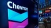 Logo Chevron di lantai perdagangan Bursa Saham New York, 1 November 2021. (Foto: Richard Drew/AP, arsip)