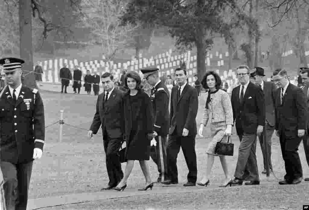 Former first lady Jacqueline Kennedy walks toward the grave of slain President John F. Kennedy at Arlington National Cemetery, Arlington, Virginia, Nov. 28, 1963.